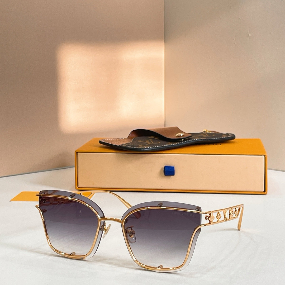 Mehrfarbige Sonnenbrille