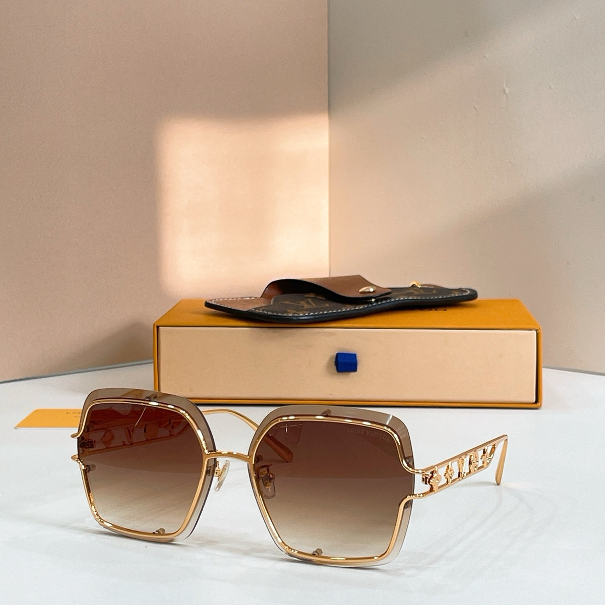 Mehrfarbige Sonnenbrille