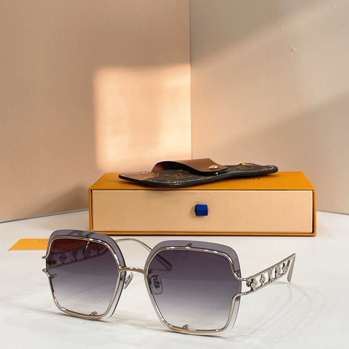 Mehrfarbige Sonnenbrille
