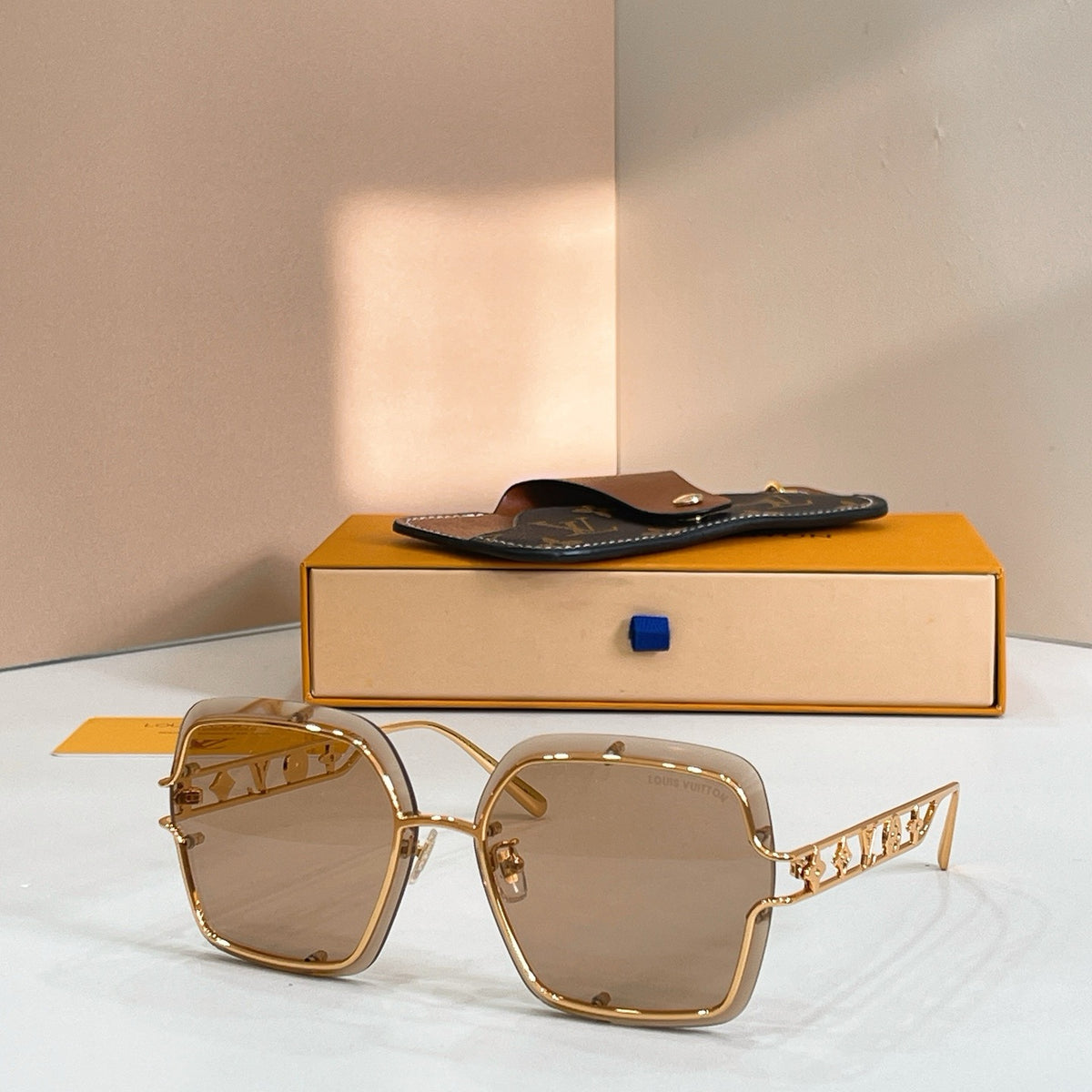 Mehrfarbige Sonnenbrille
