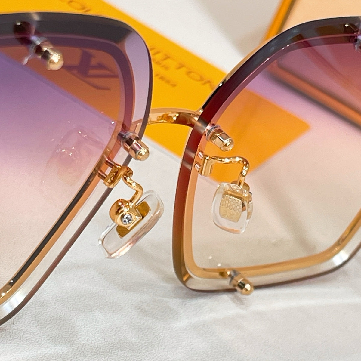 Mehrfarbige Sonnenbrille