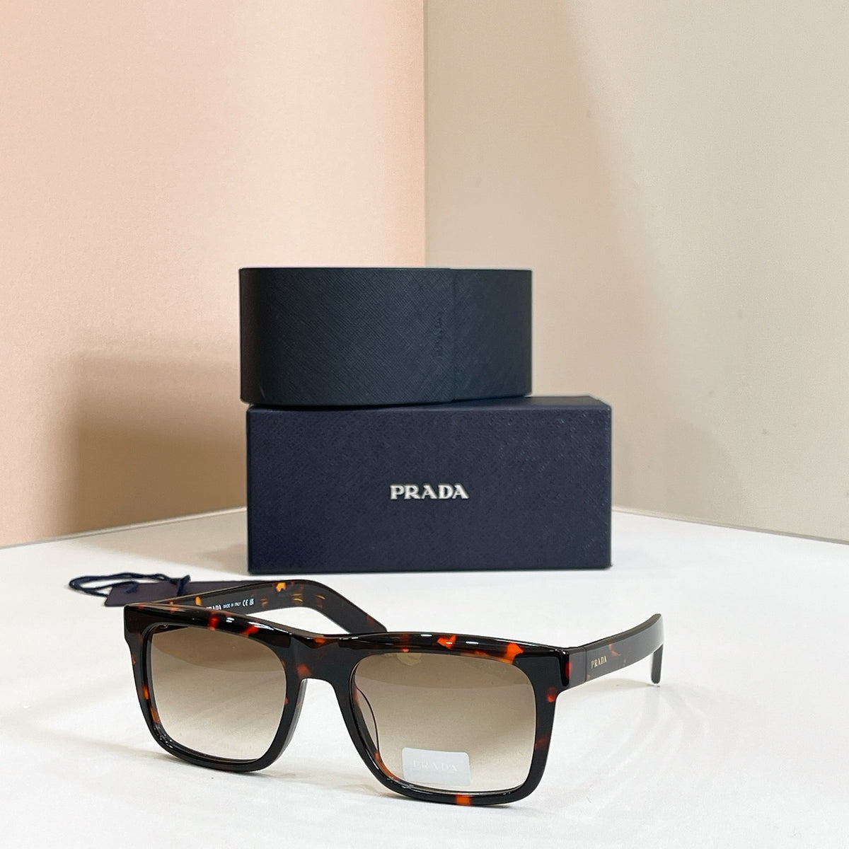 Mehrfarbige Sonnenbrille