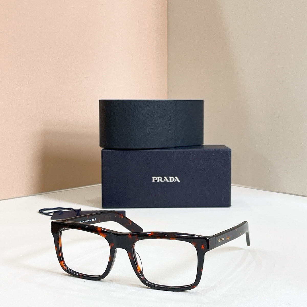 Mehrfarbige Sonnenbrille