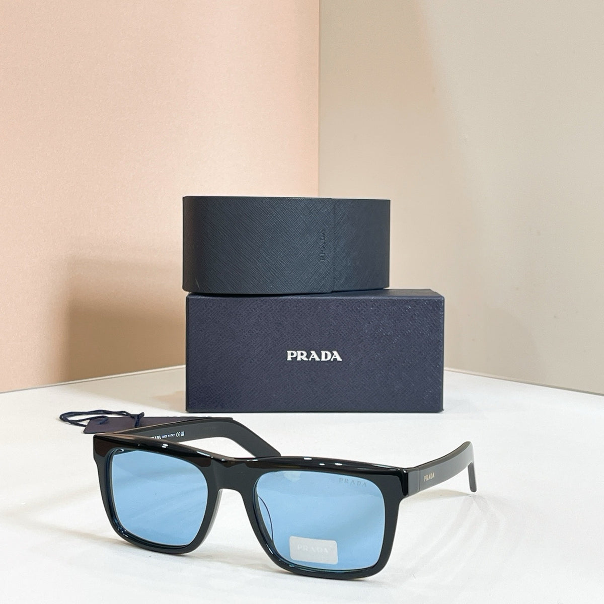 Mehrfarbige Sonnenbrille