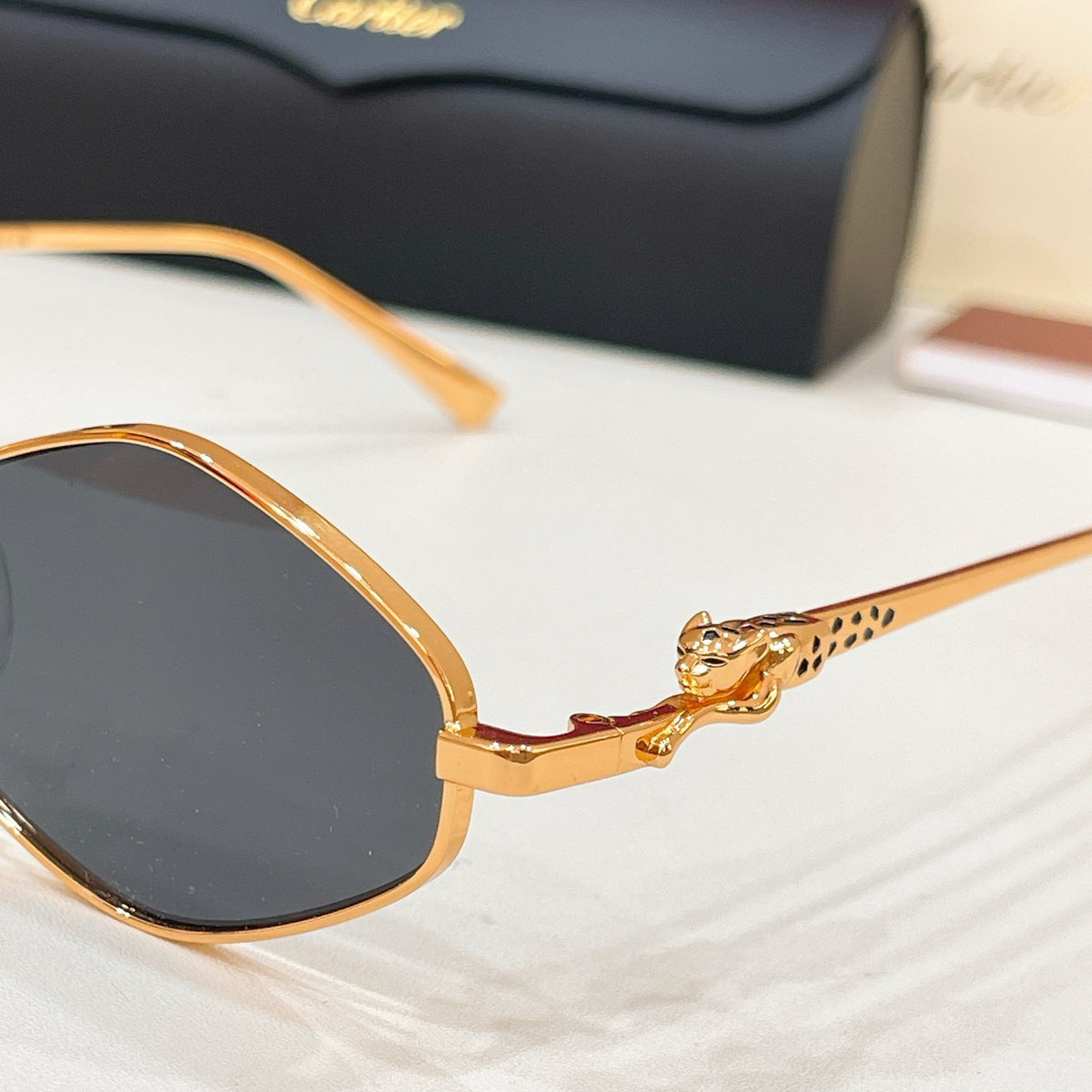 Mehrfarbige Sonnenbrille