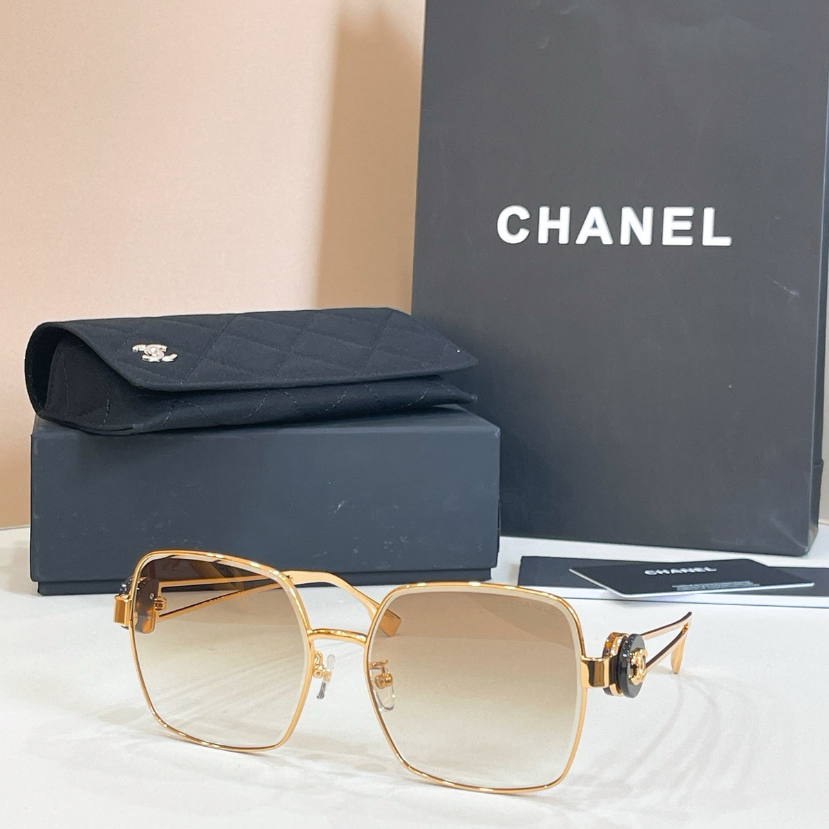 Mehrfarbige Sonnenbrille