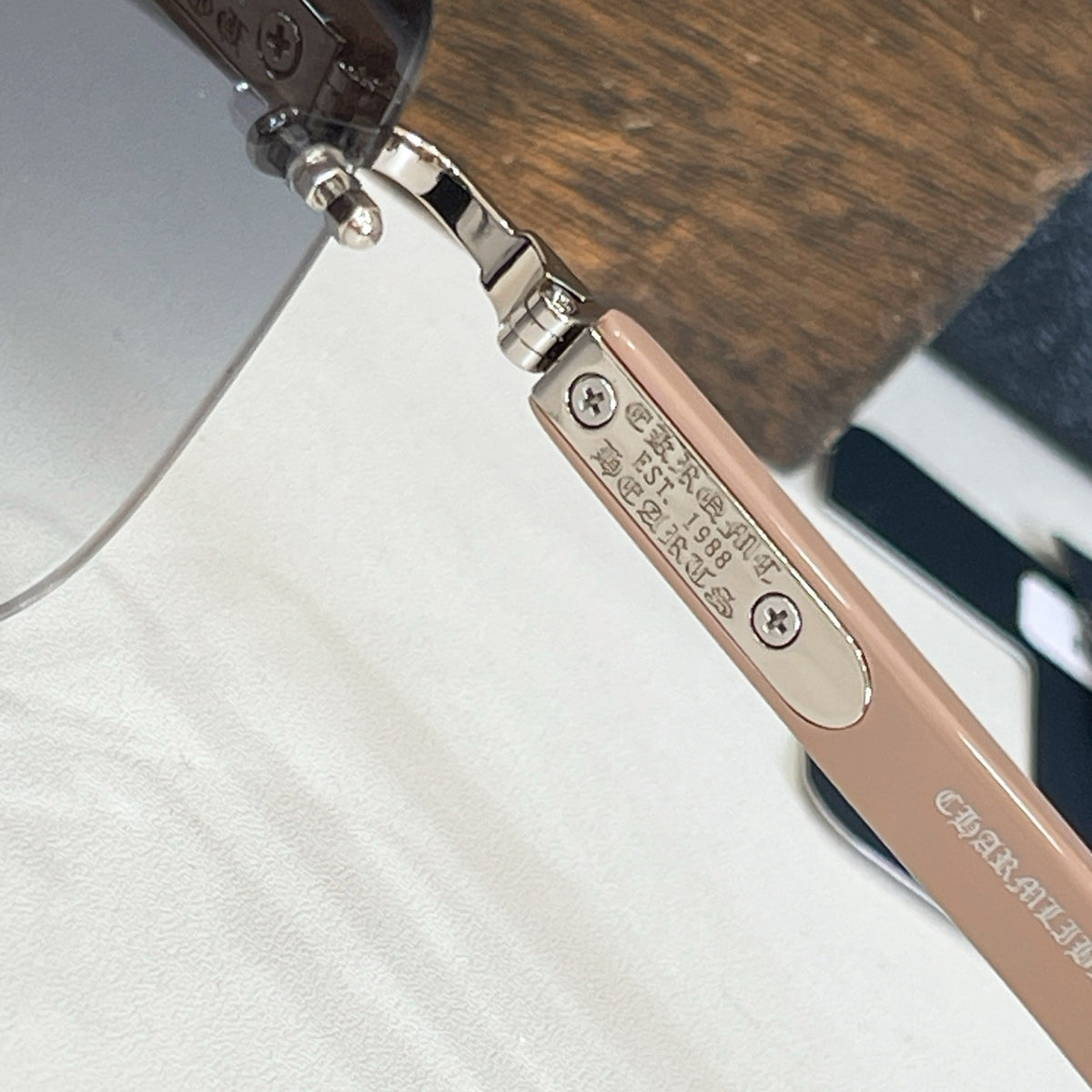Mehrfarbige Sonnenbrille