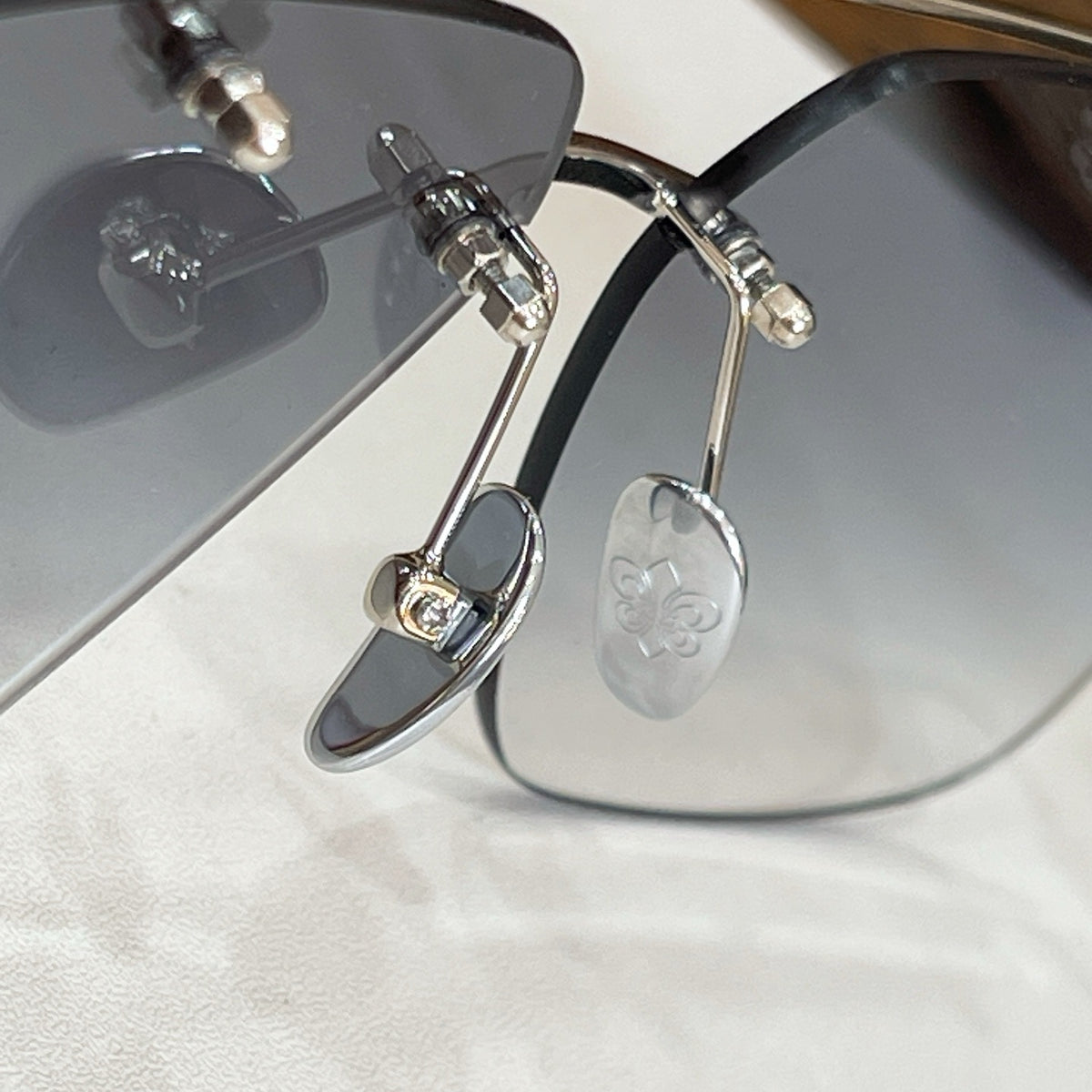 Mehrfarbige Sonnenbrille