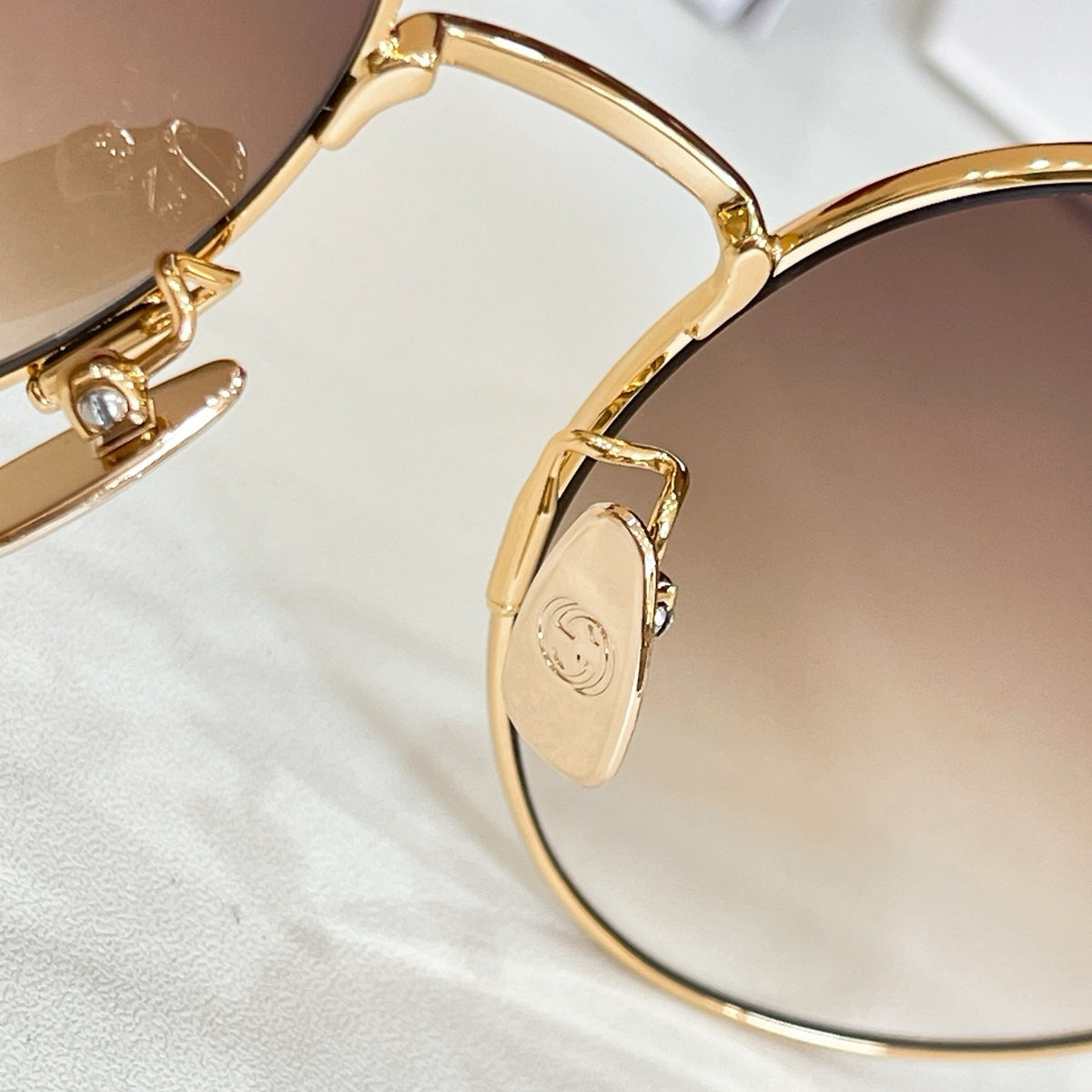 Mehrfarbige Sonnenbrille