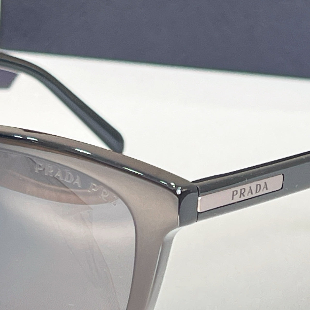 Mehrfarbige Sonnenbrille