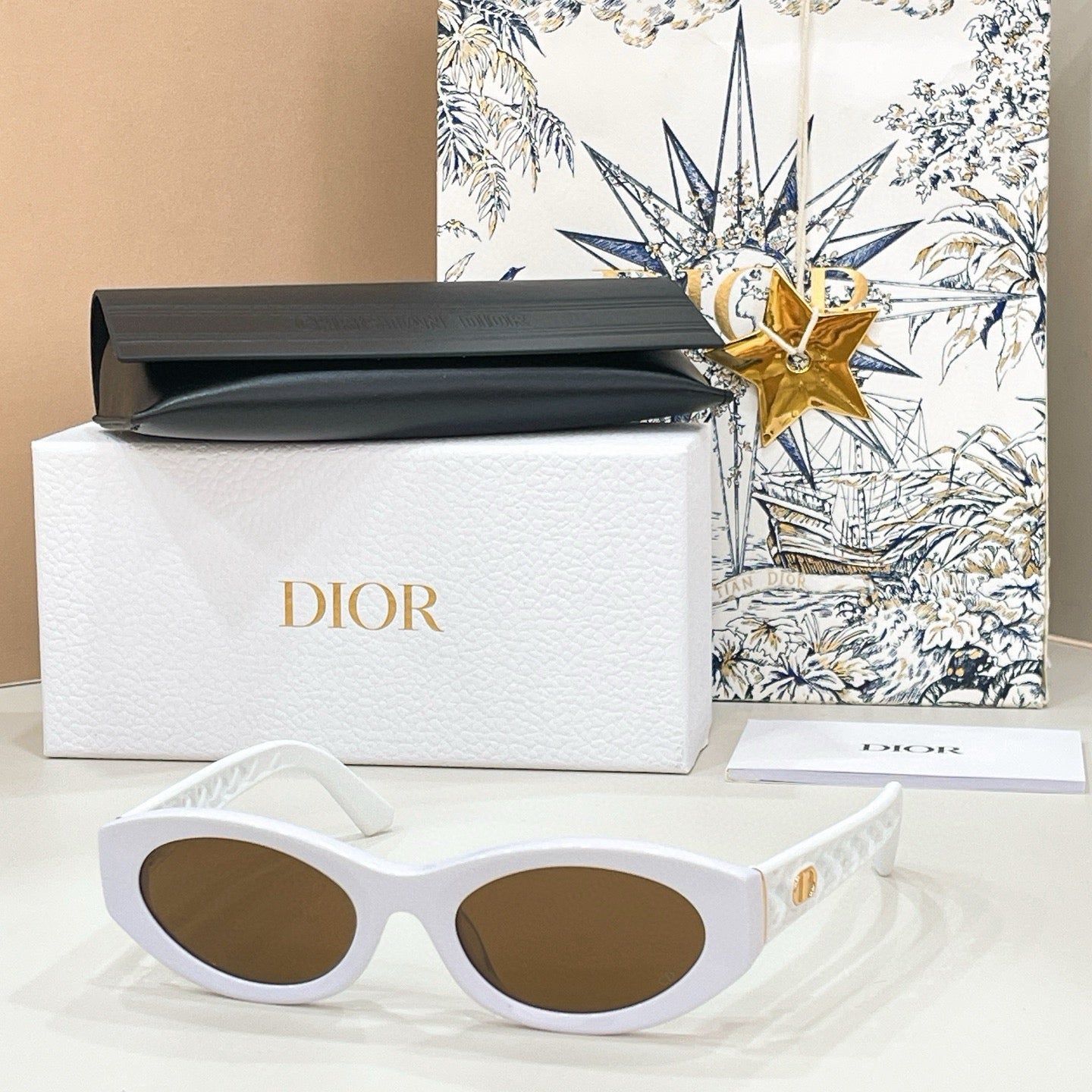 Mehrfarbige Sonnenbrille