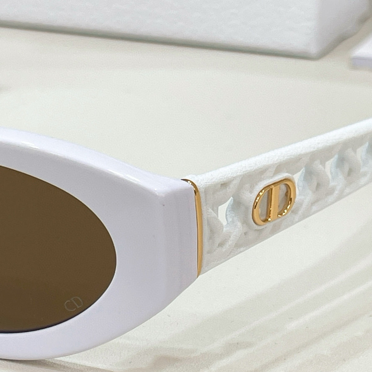 Mehrfarbige Sonnenbrille