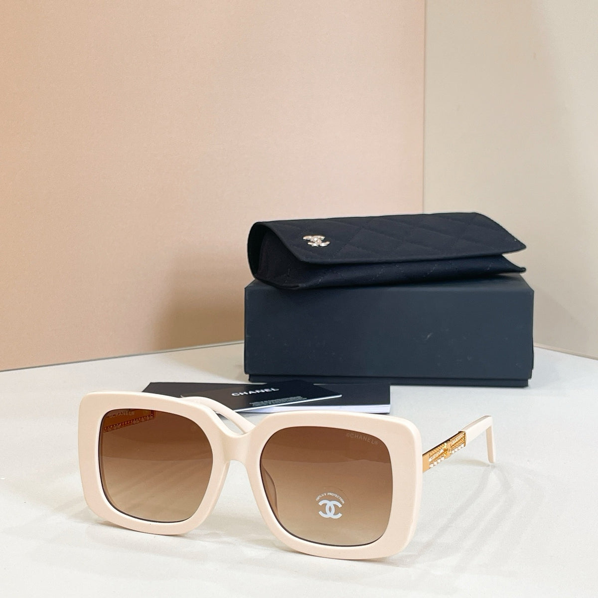 Mehrfarbige Sonnenbrille