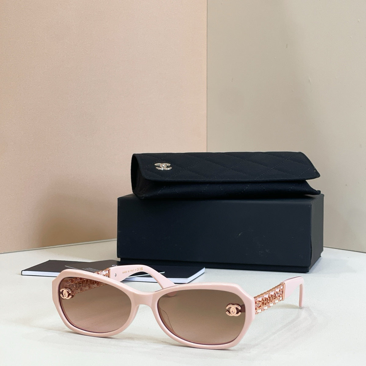 Mehrfarbige Sonnenbrille