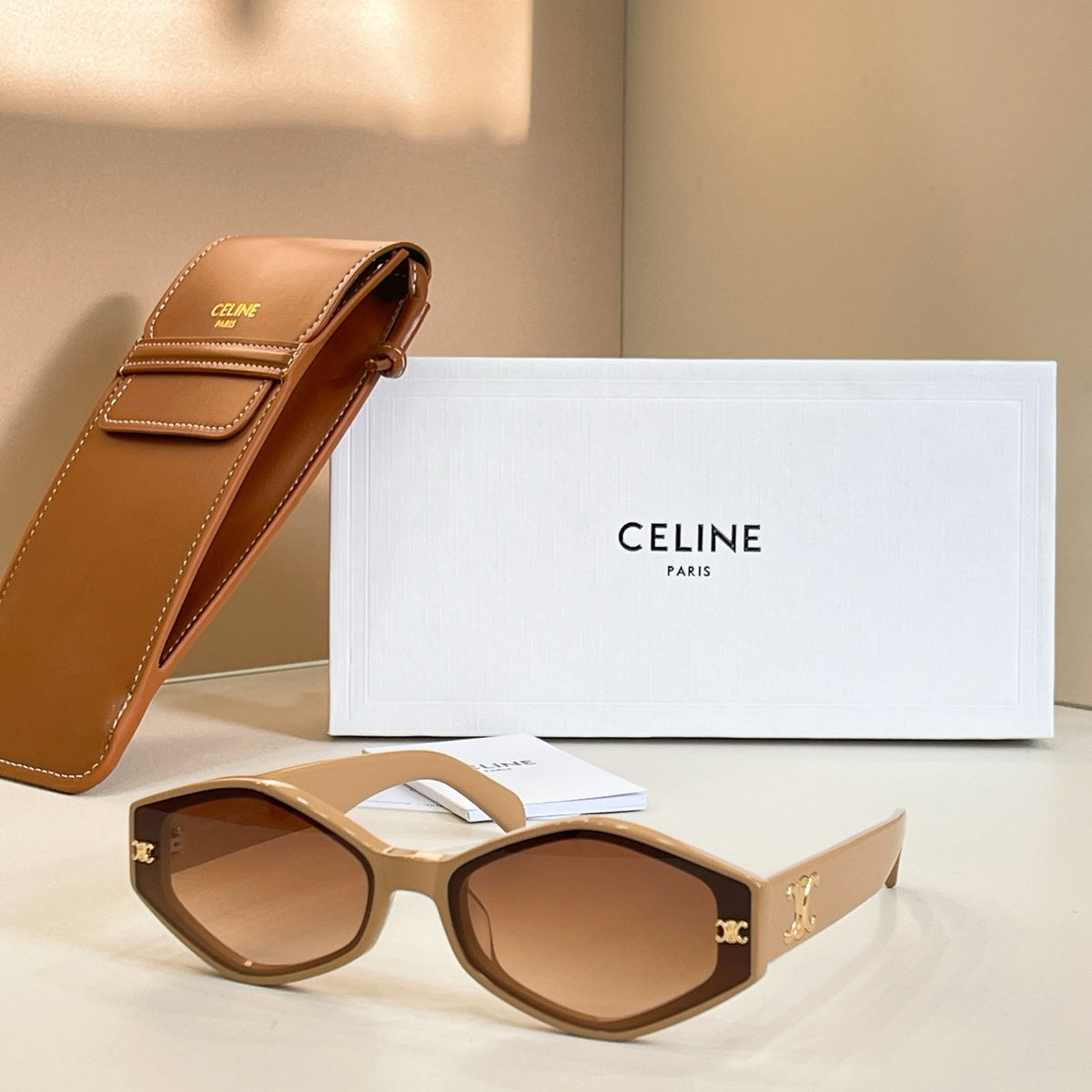 Mehrfarbige Sonnenbrille