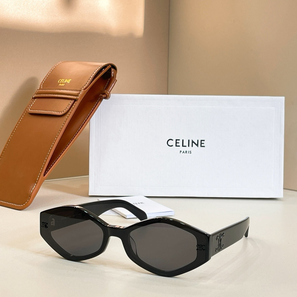 Mehrfarbige Sonnenbrille