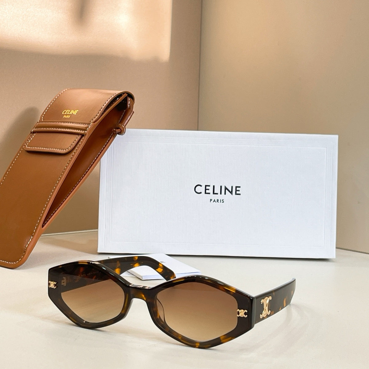 Mehrfarbige Sonnenbrille