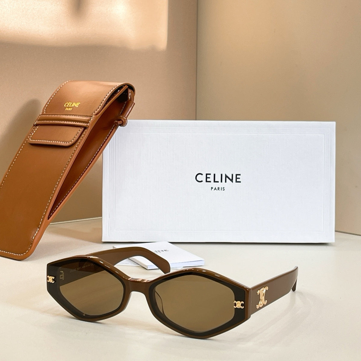 Mehrfarbige Sonnenbrille