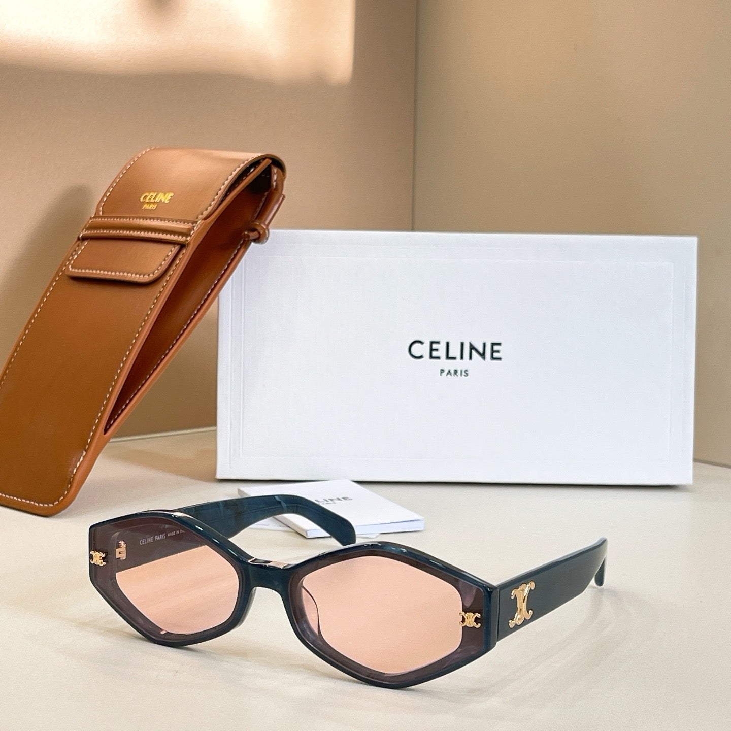 Mehrfarbige Sonnenbrille