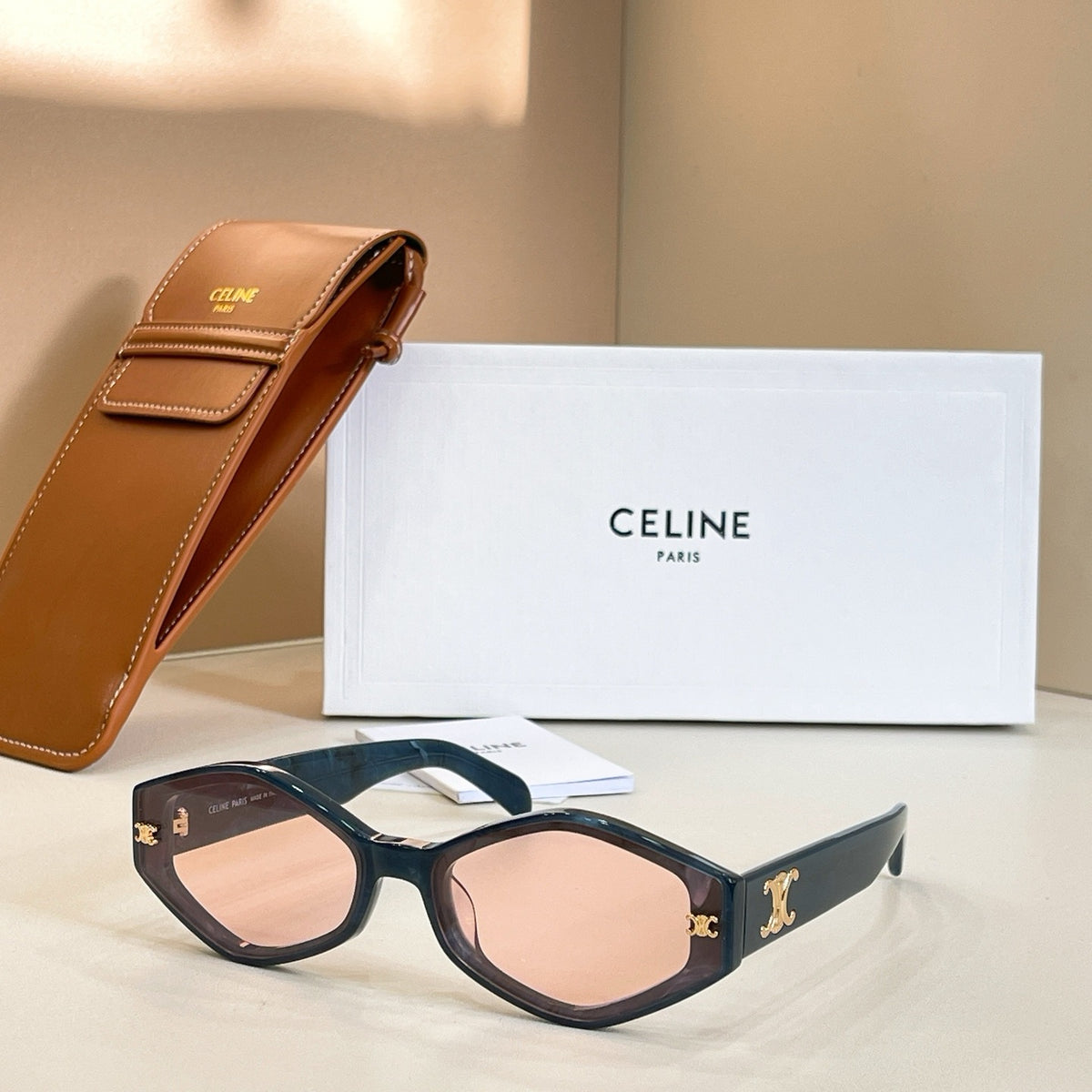 Mehrfarbige Sonnenbrille