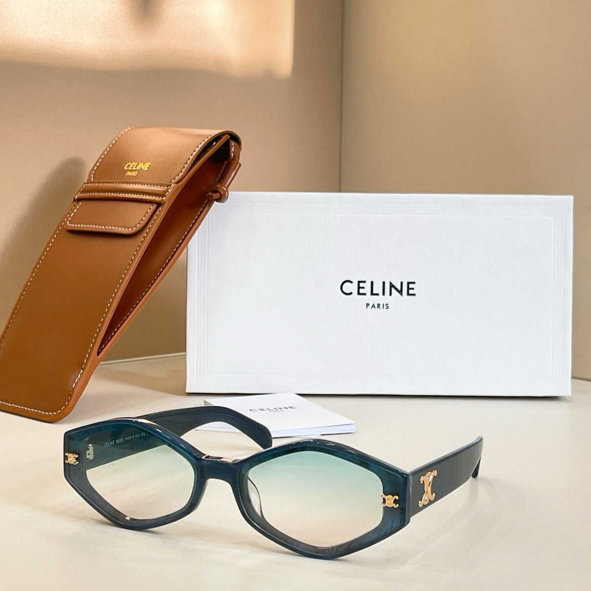 Mehrfarbige Sonnenbrille