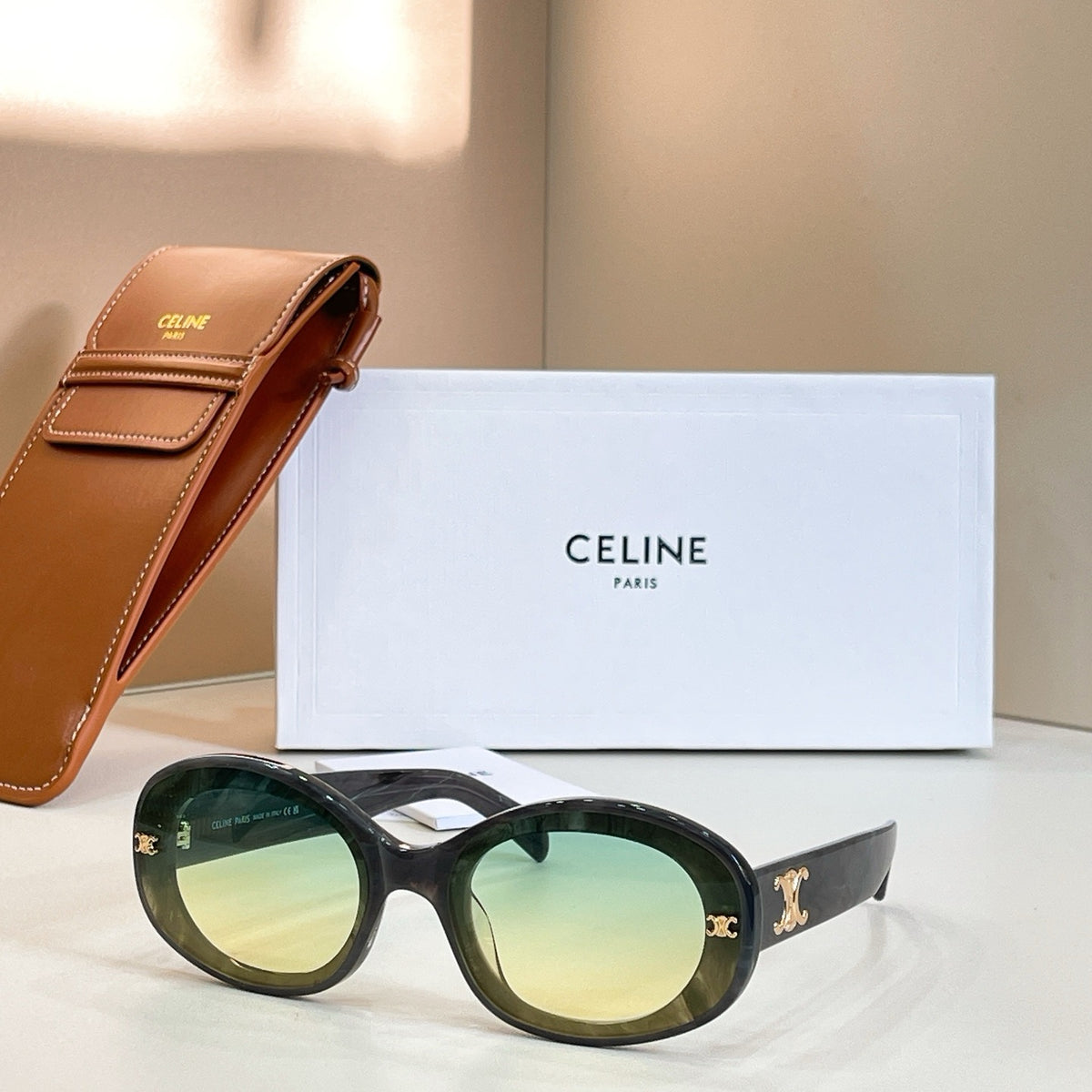 Mehrfarbige Sonnenbrille