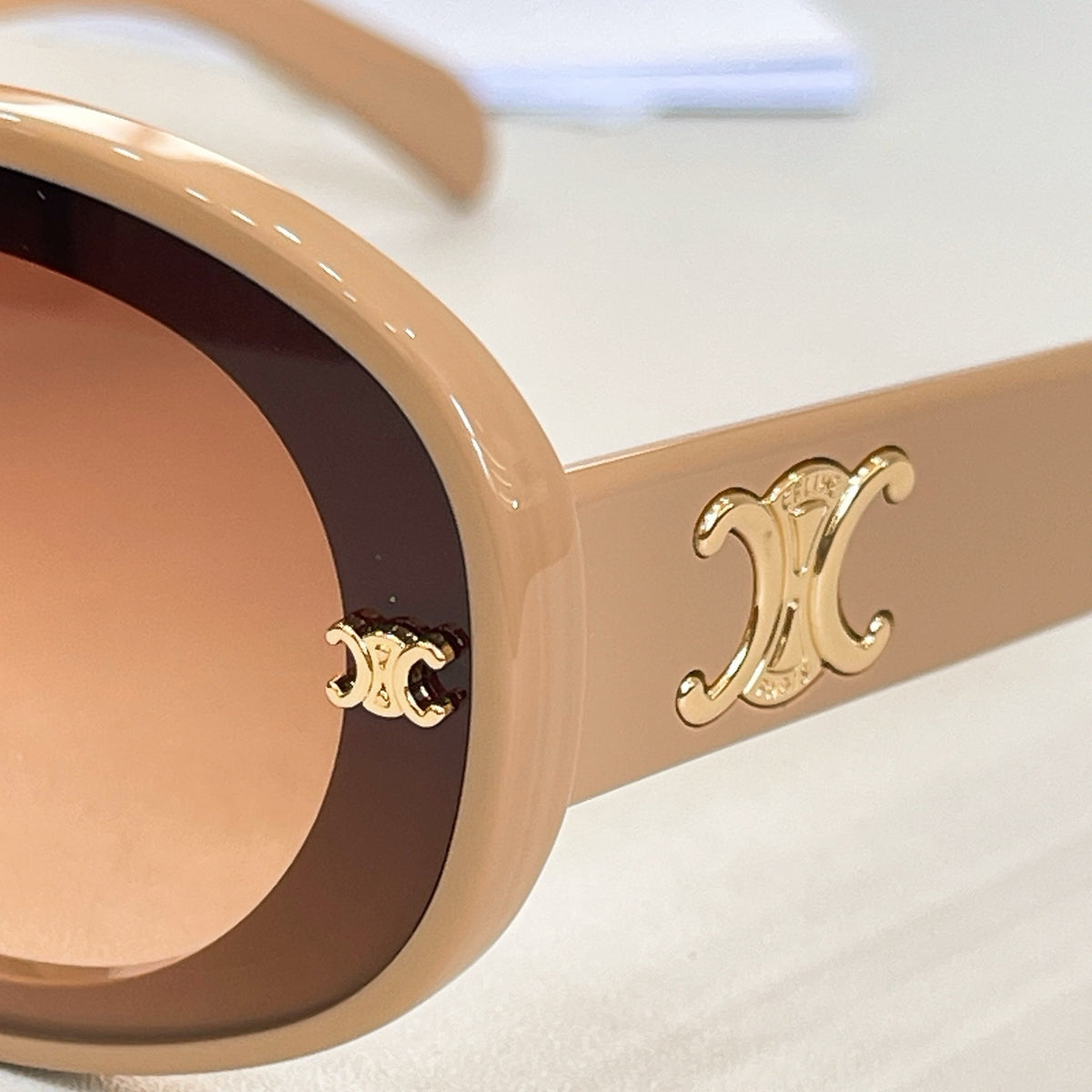 Mehrfarbige Sonnenbrille