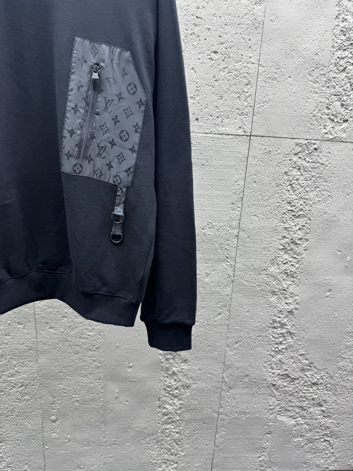 Black Sweatshirt - FashionHype.xyz
