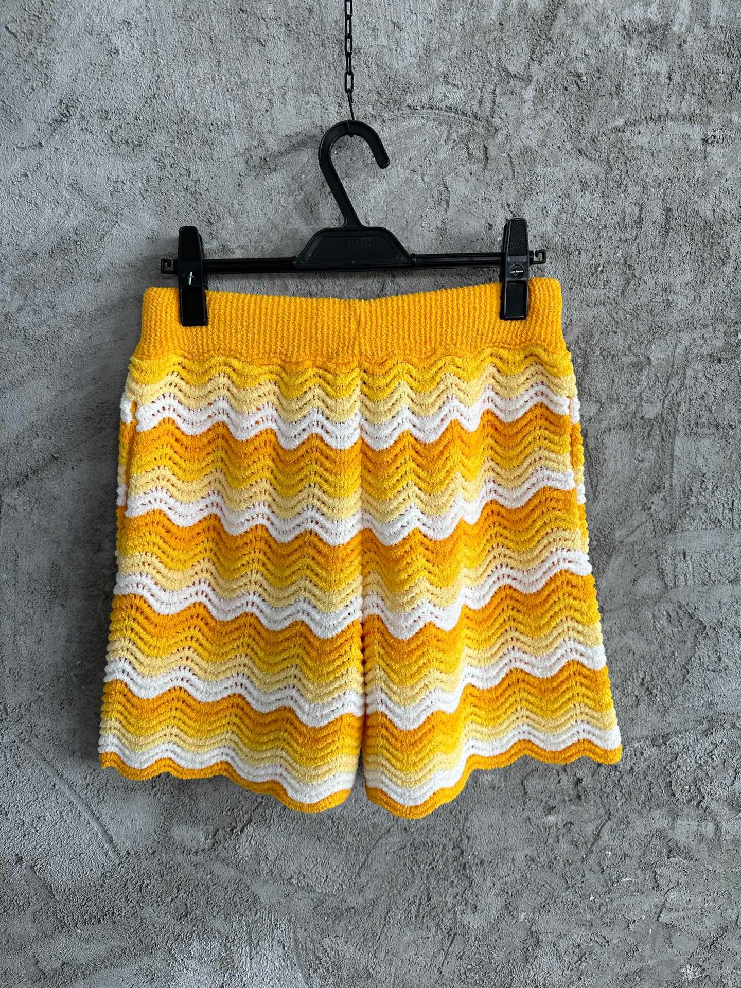 Gelbe und blaue Shorts