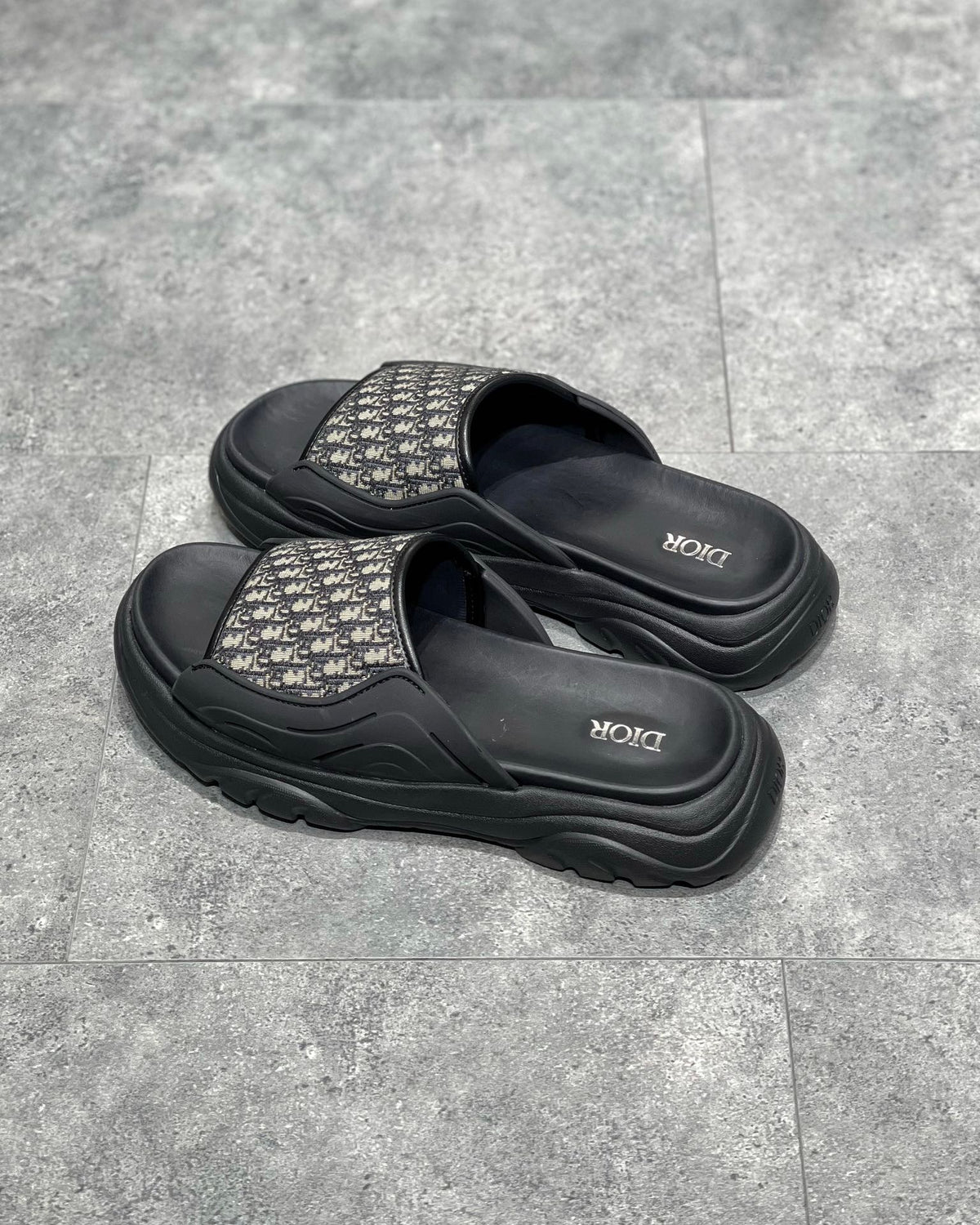 Schwarze und graue Schuhe