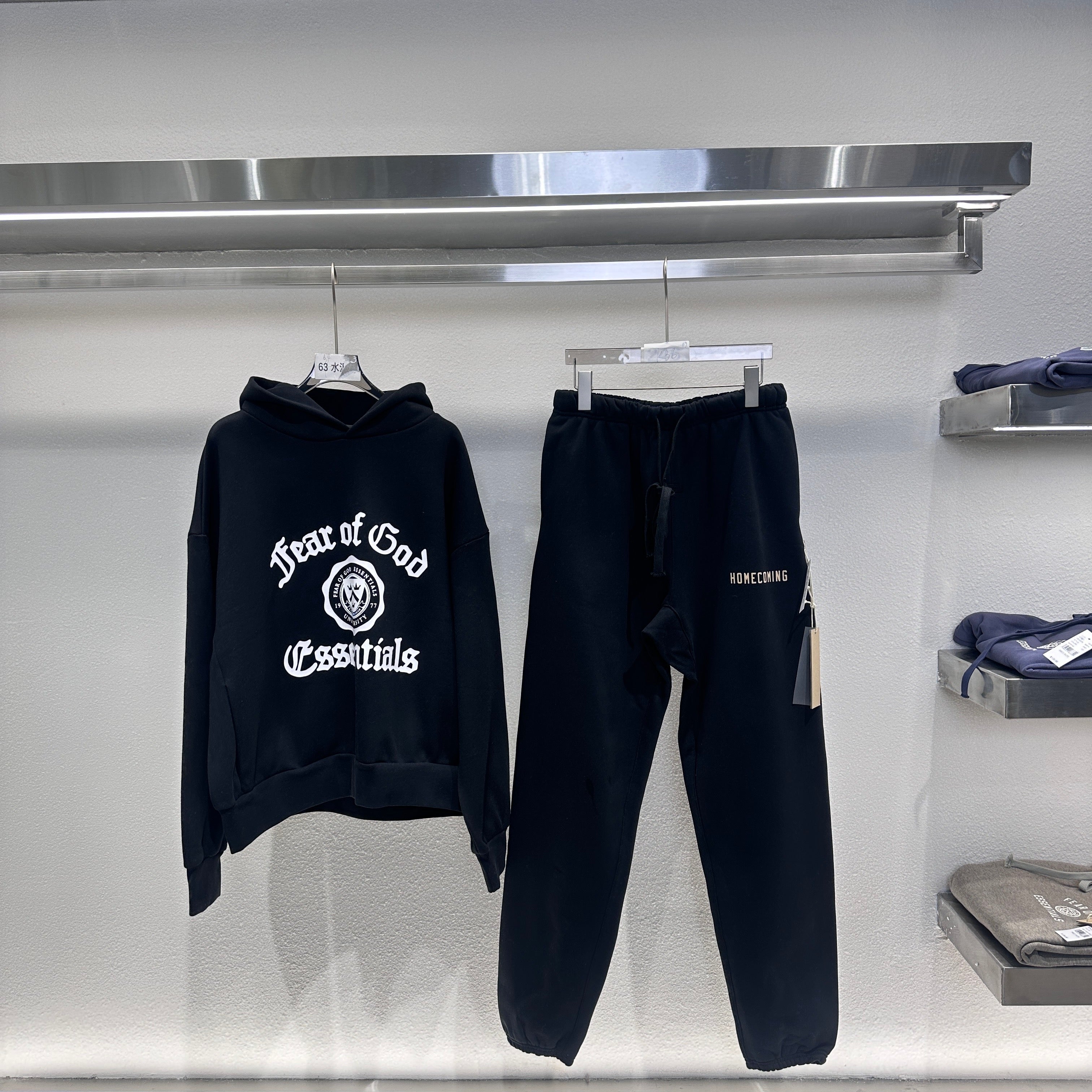 Schwarzer und dunkelnebelgrauer Hoodie