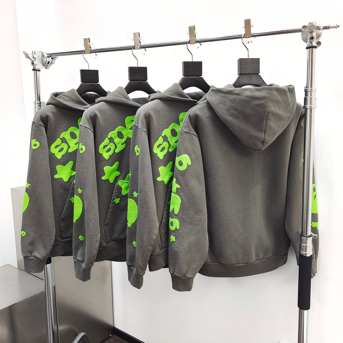 Sudadera con capucha gris oscuro