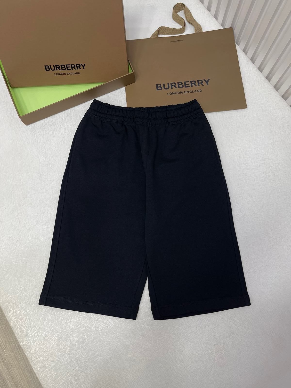 Schwarz, Weiß und Grün Short