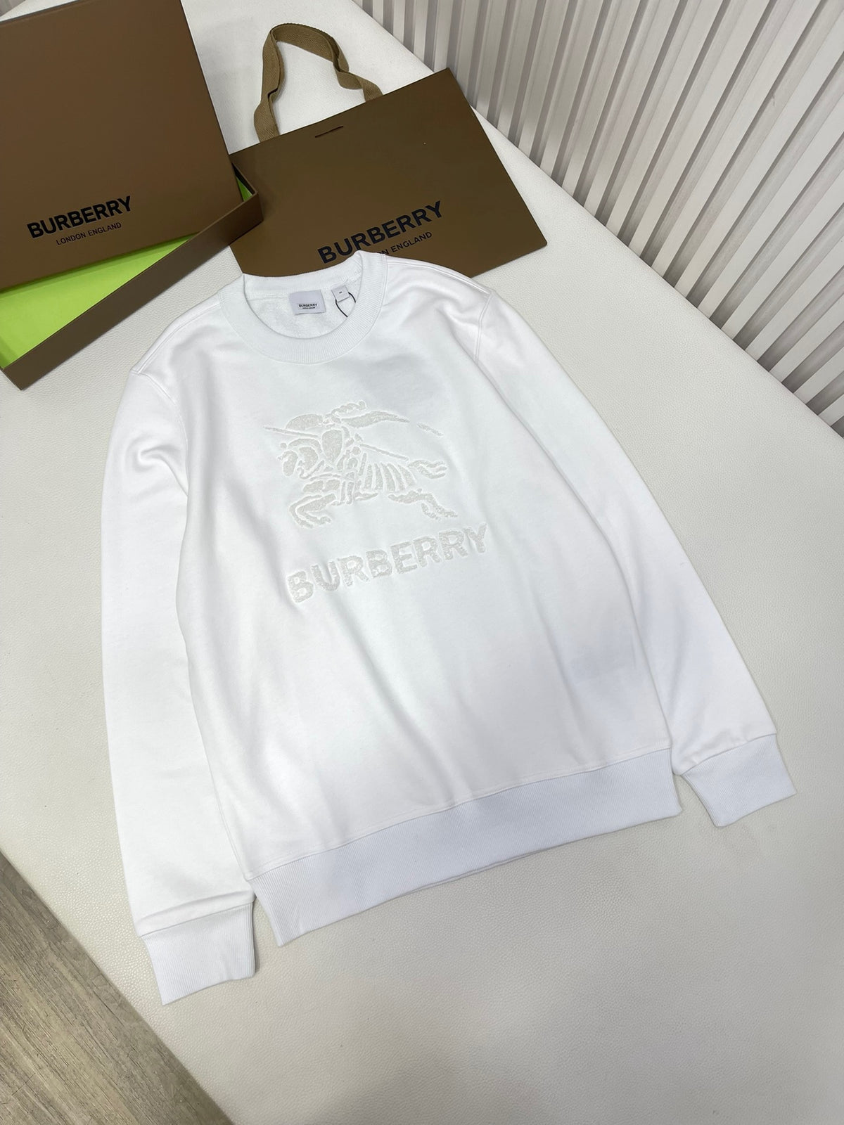 Schwarz-weißes Sweatshirt