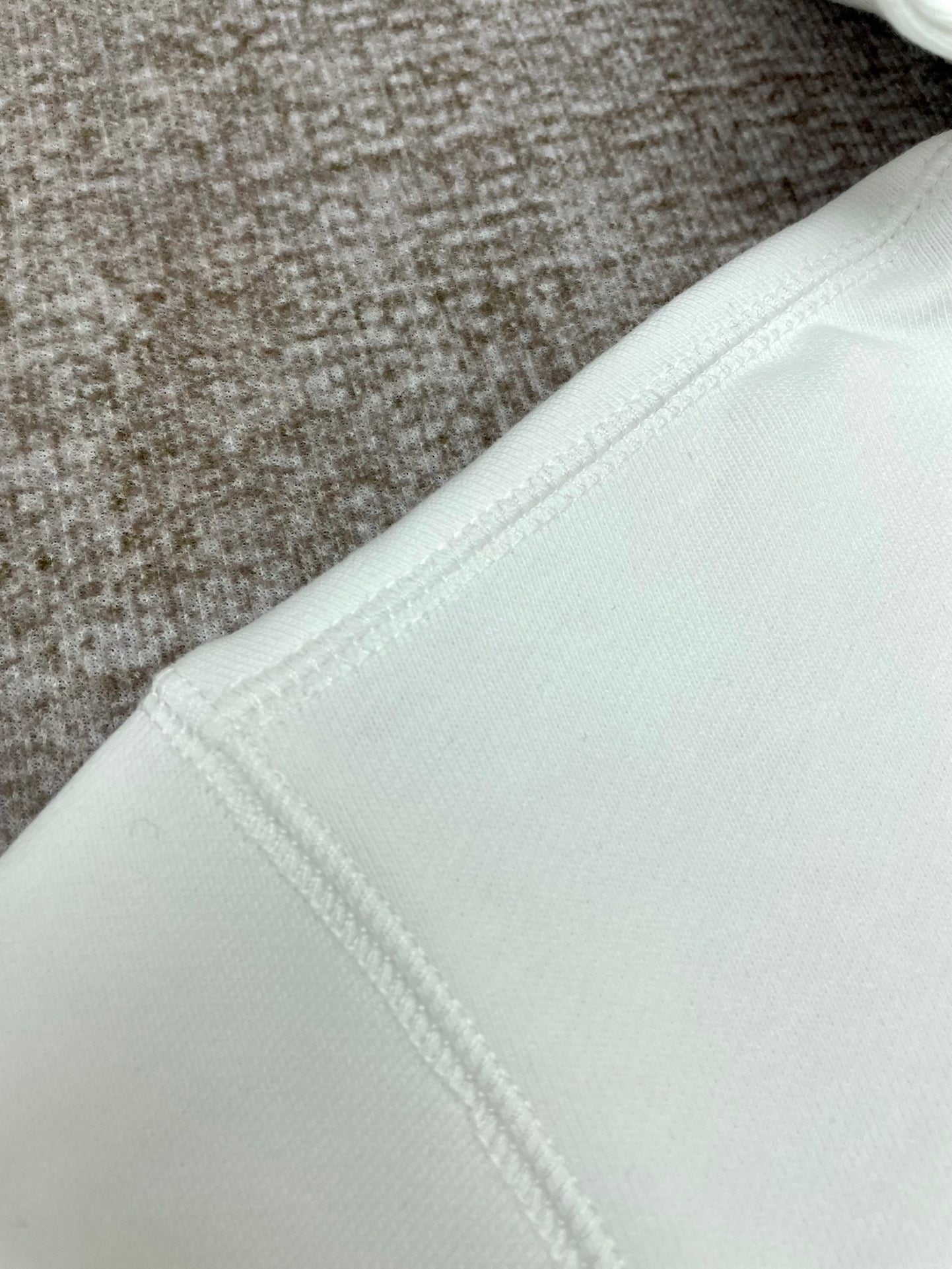 Sudadera con capucha en blanco y negro