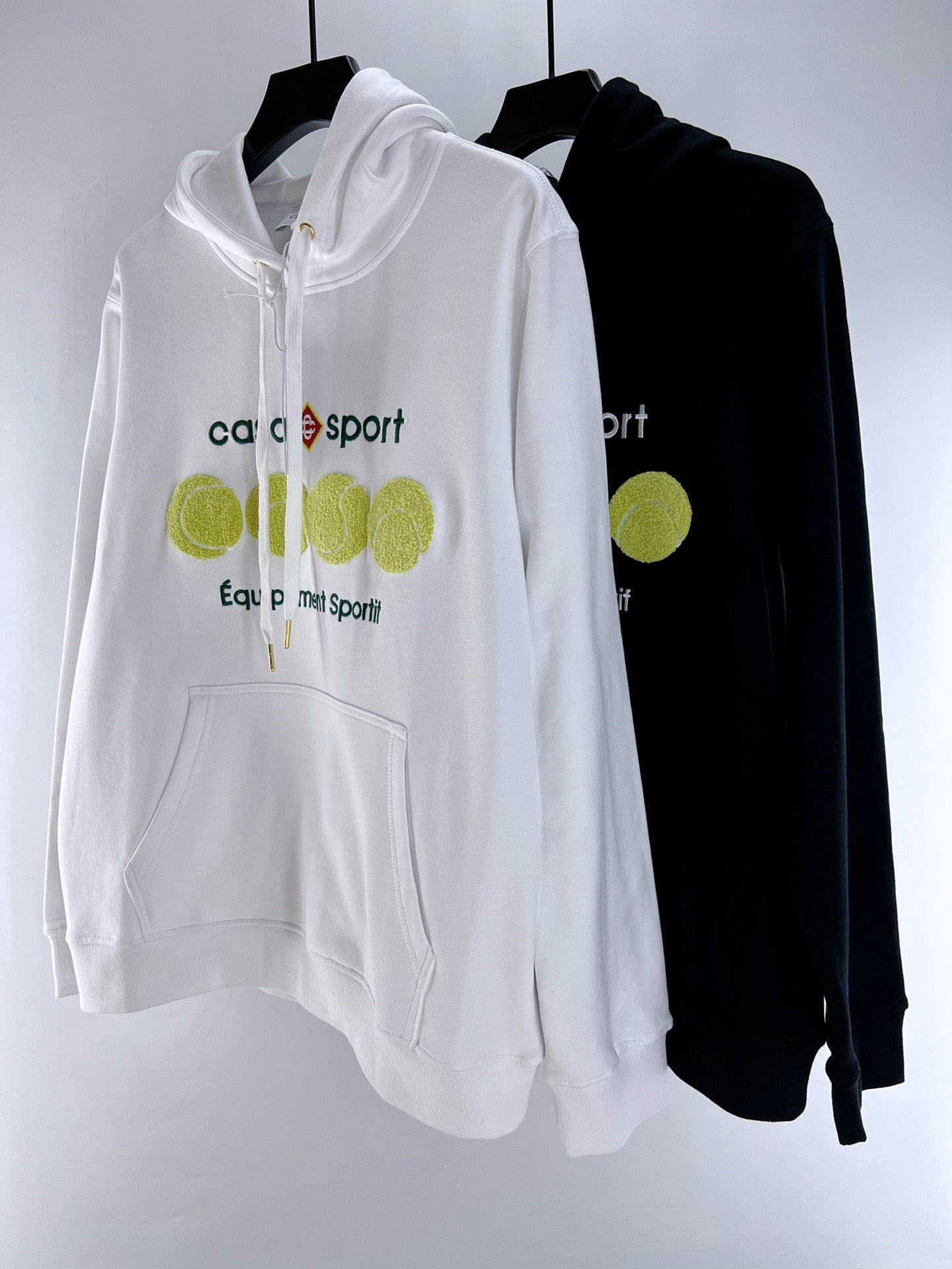 Sudadera con capucha en blanco y negro