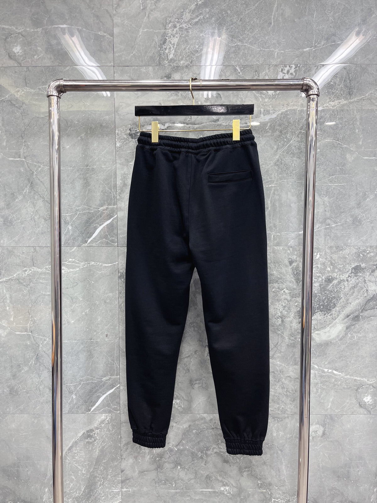 Schwarze, blaue und graue Hose