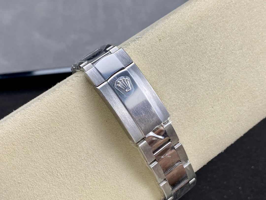 Reloj blanco y negro