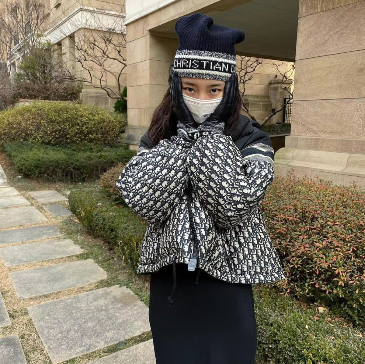 سترة سوداء بيضاء