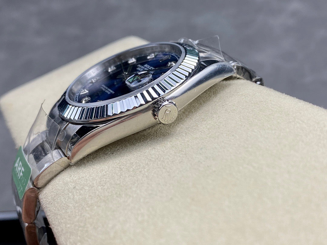 Reloj blanco azul