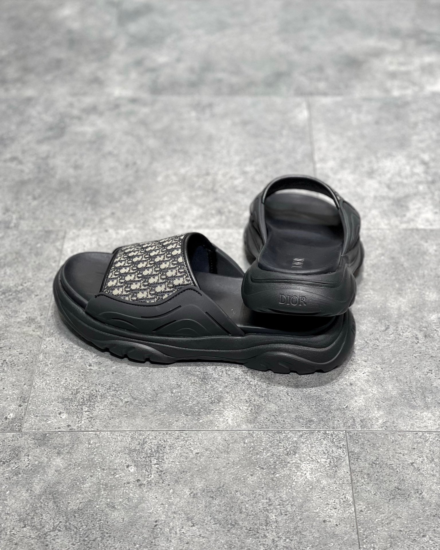 Schwarze und graue Schuhe