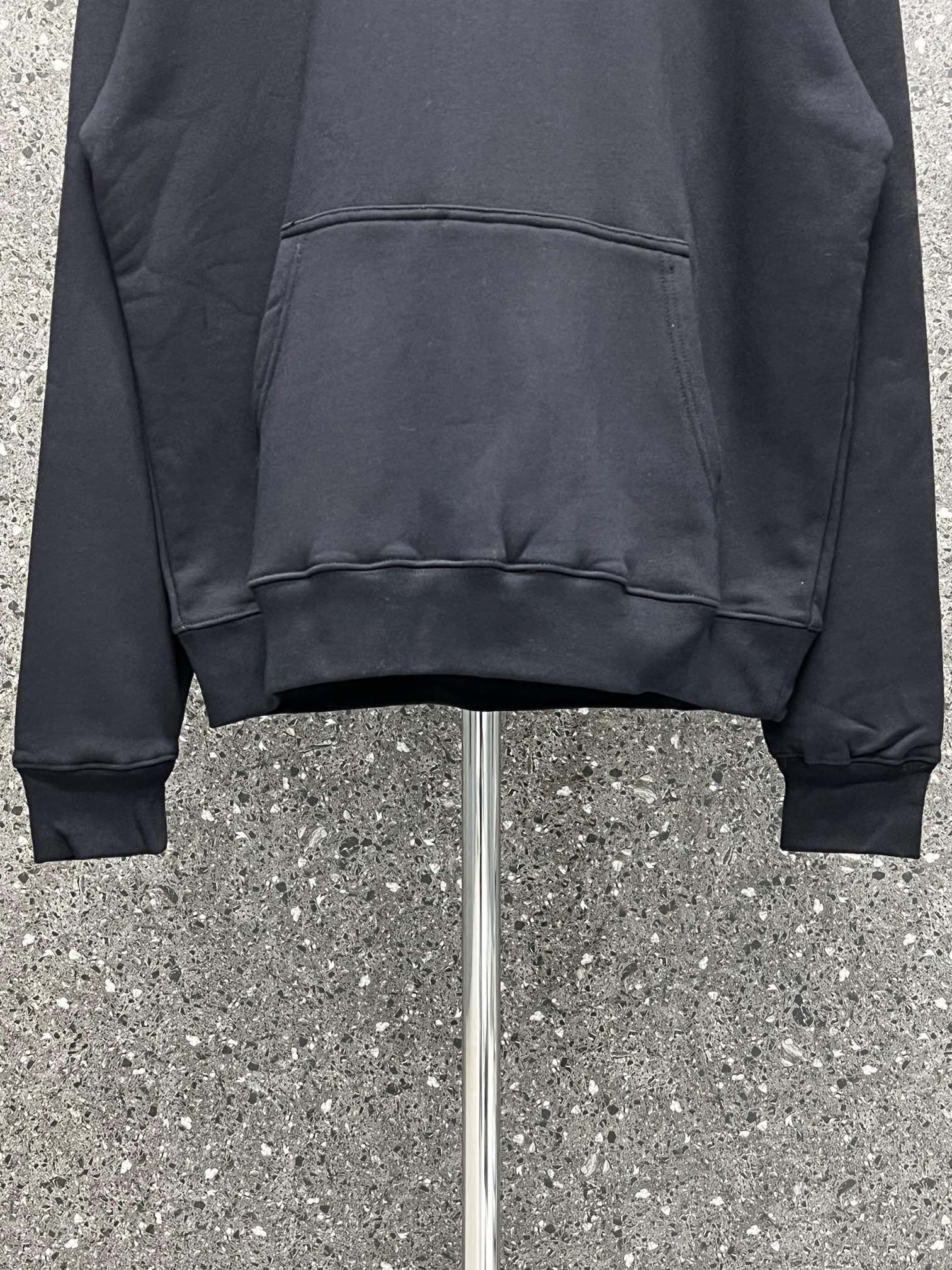 Sudadera con capucha blanca y negra
