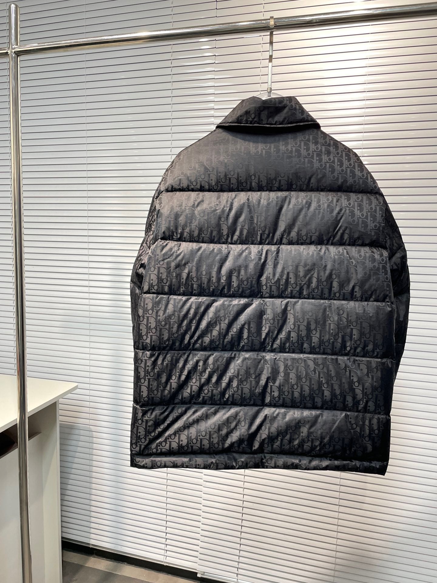 Schwarze und silbergraue Jacke