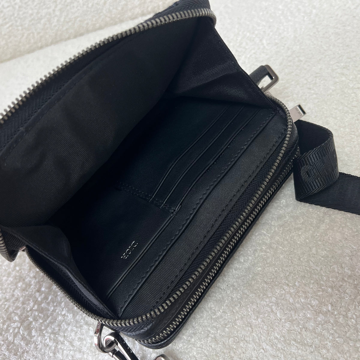 Bolsa azul y gris negra