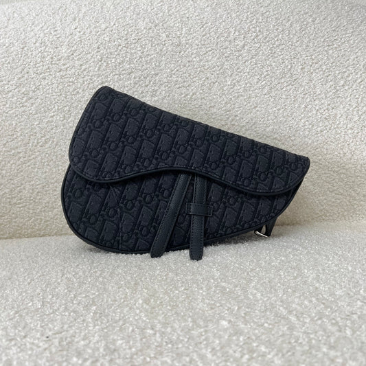 Blaue und schwarzgraue Tasche