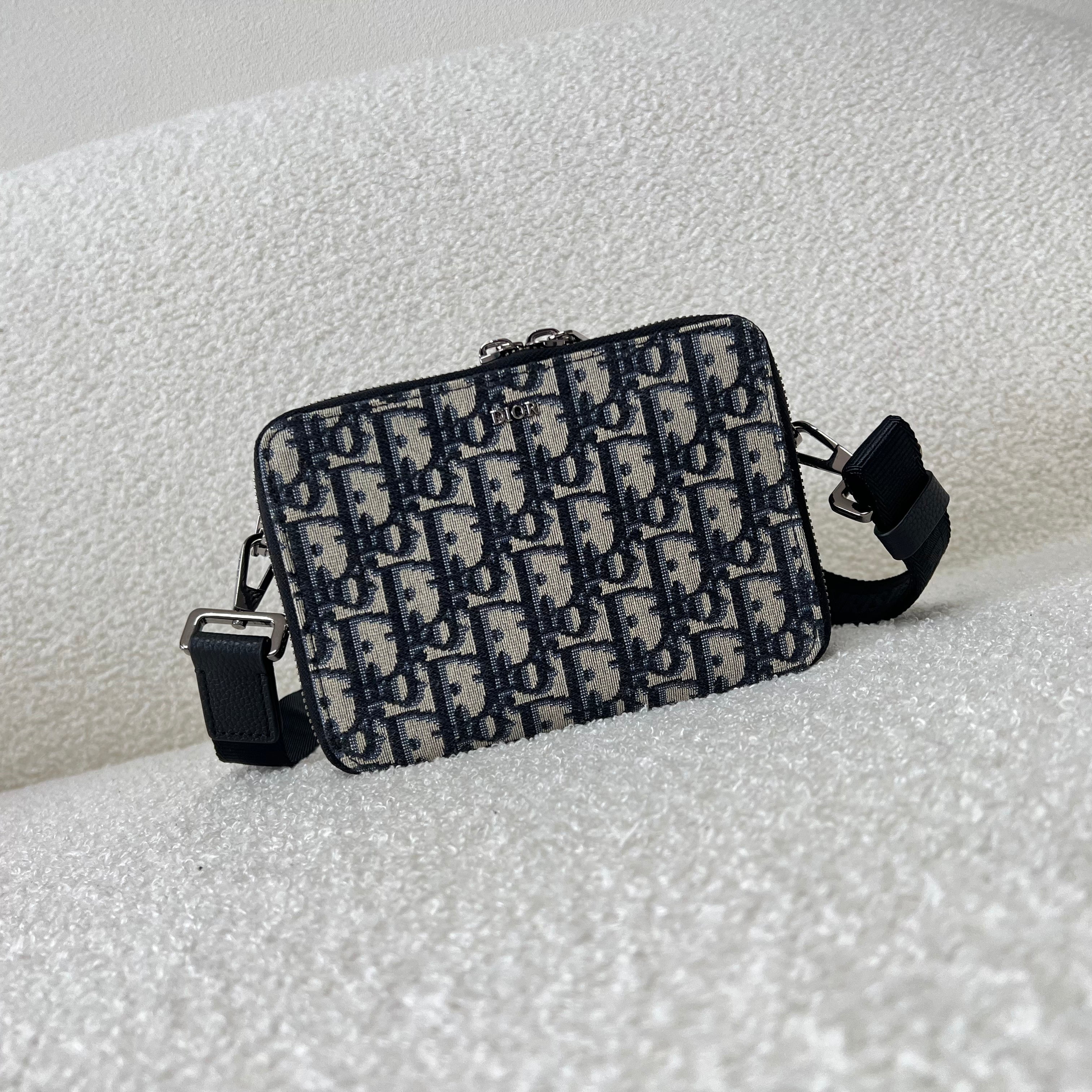 Bolsa azul y gris negra