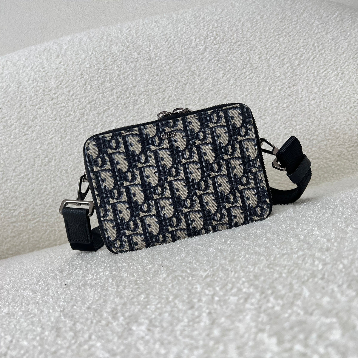Bolsa azul y gris negra