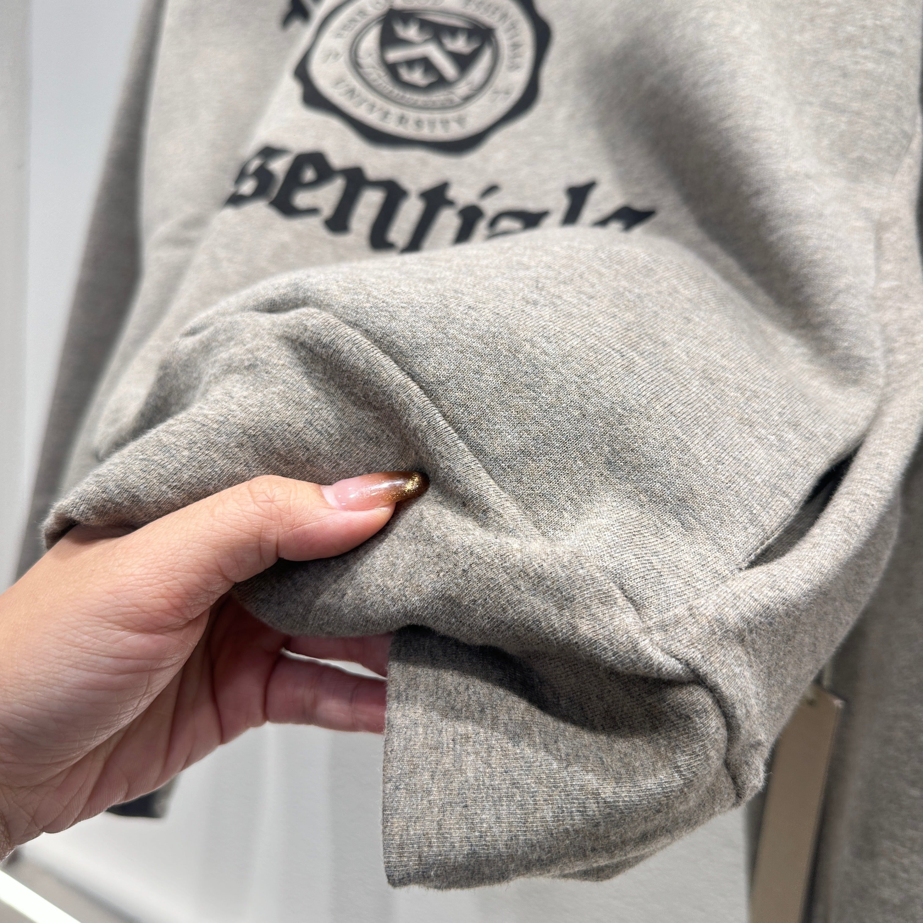 Schwarzer und dunkelnebelgrauer Hoodie
