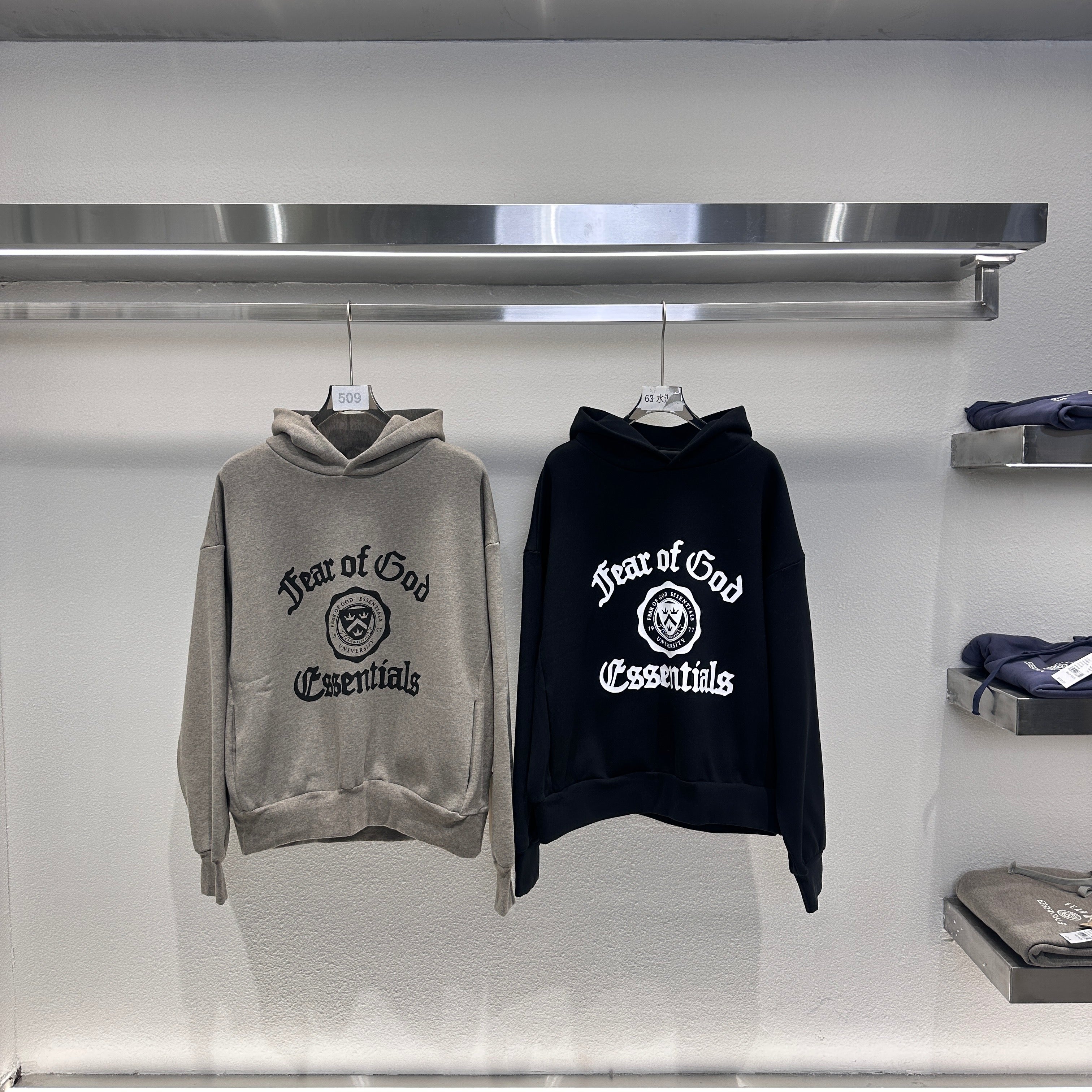 Schwarzer und dunkelnebelgrauer Hoodie