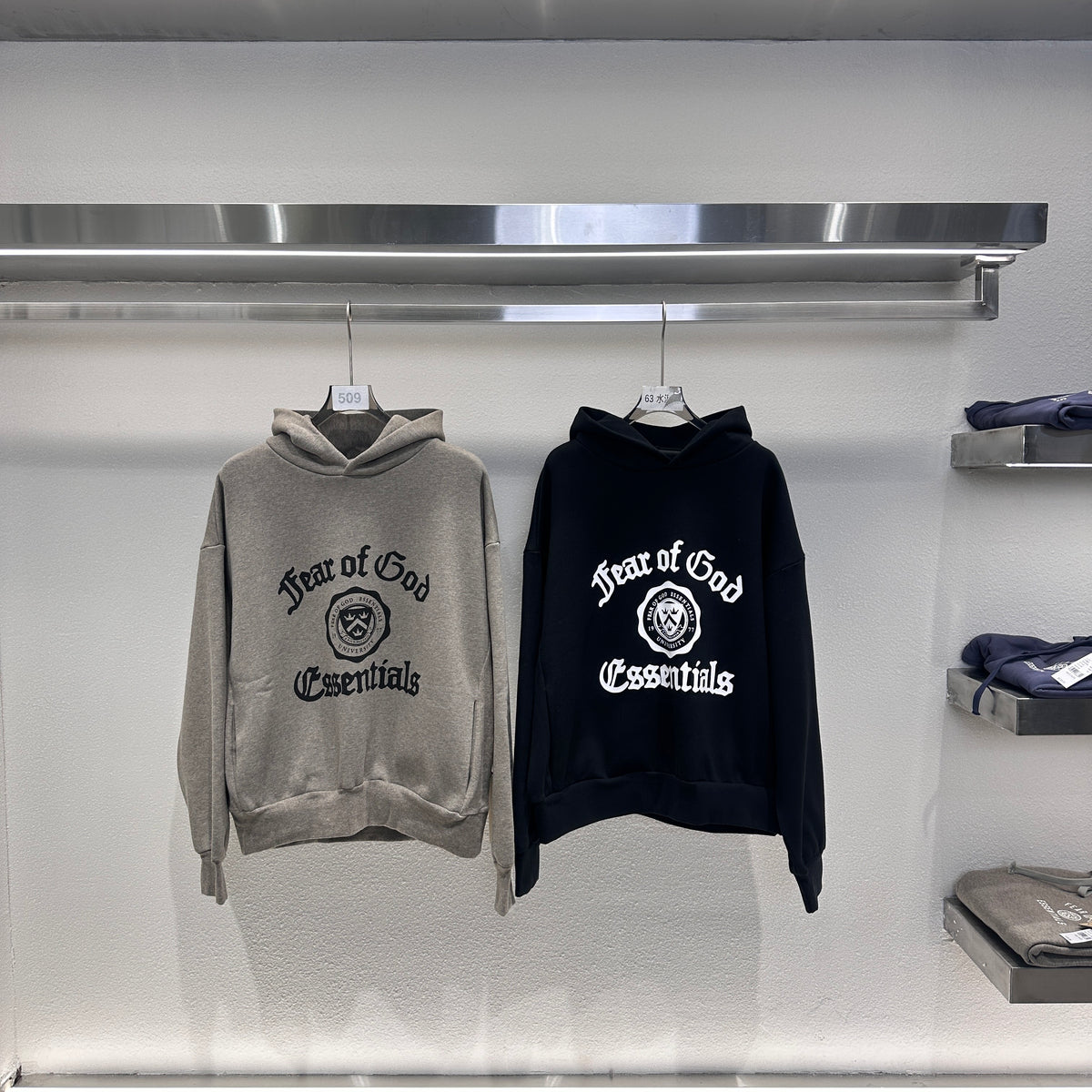 Schwarzer und dunkelnebelgrauer Hoodie